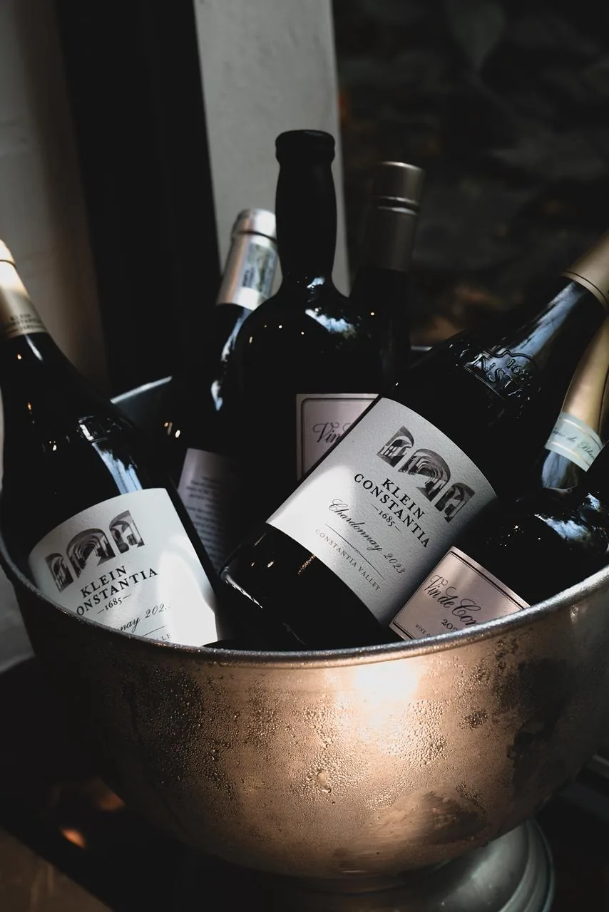 Garrafas de vinho num recipiente com gelo em Klein Constantia.