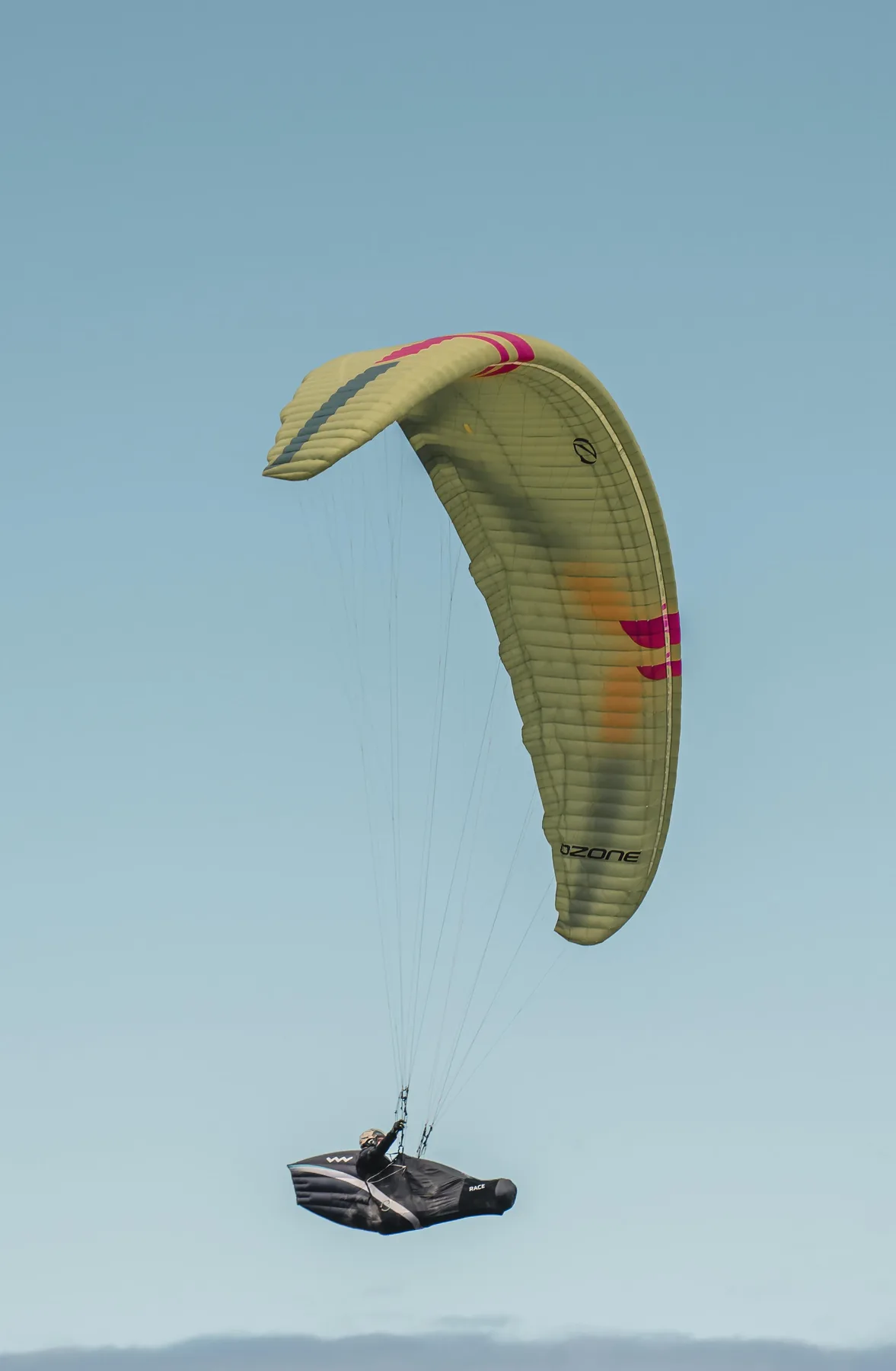 Parapente no céu sobre o litoral do Cabo.
