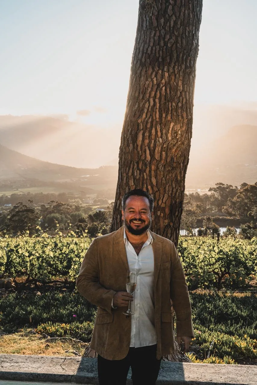 O anfitrião recebe o grupo diante do vale e coloca a paisagem dentro da experiência.
