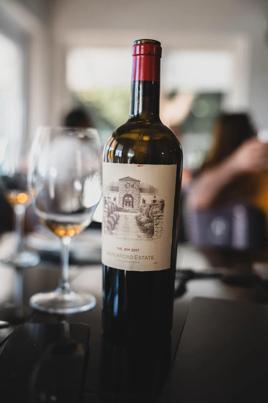 Garrafa de vinho à mesa durante a passagem por Stellenbosch.