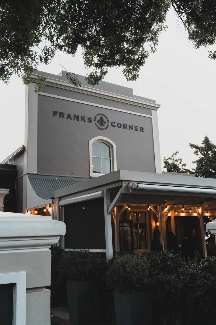 Fachada e letreiro de Frank’s Corner em Stellenbosch.