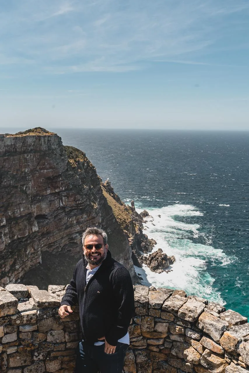 Um participante observa a costa a partir das rochas de Cape Point.