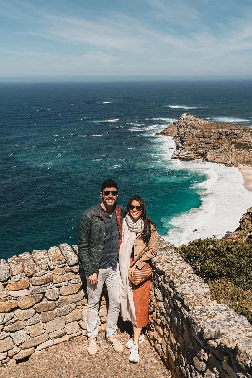 Duas pessoas diante da costa na Península do Cabo.