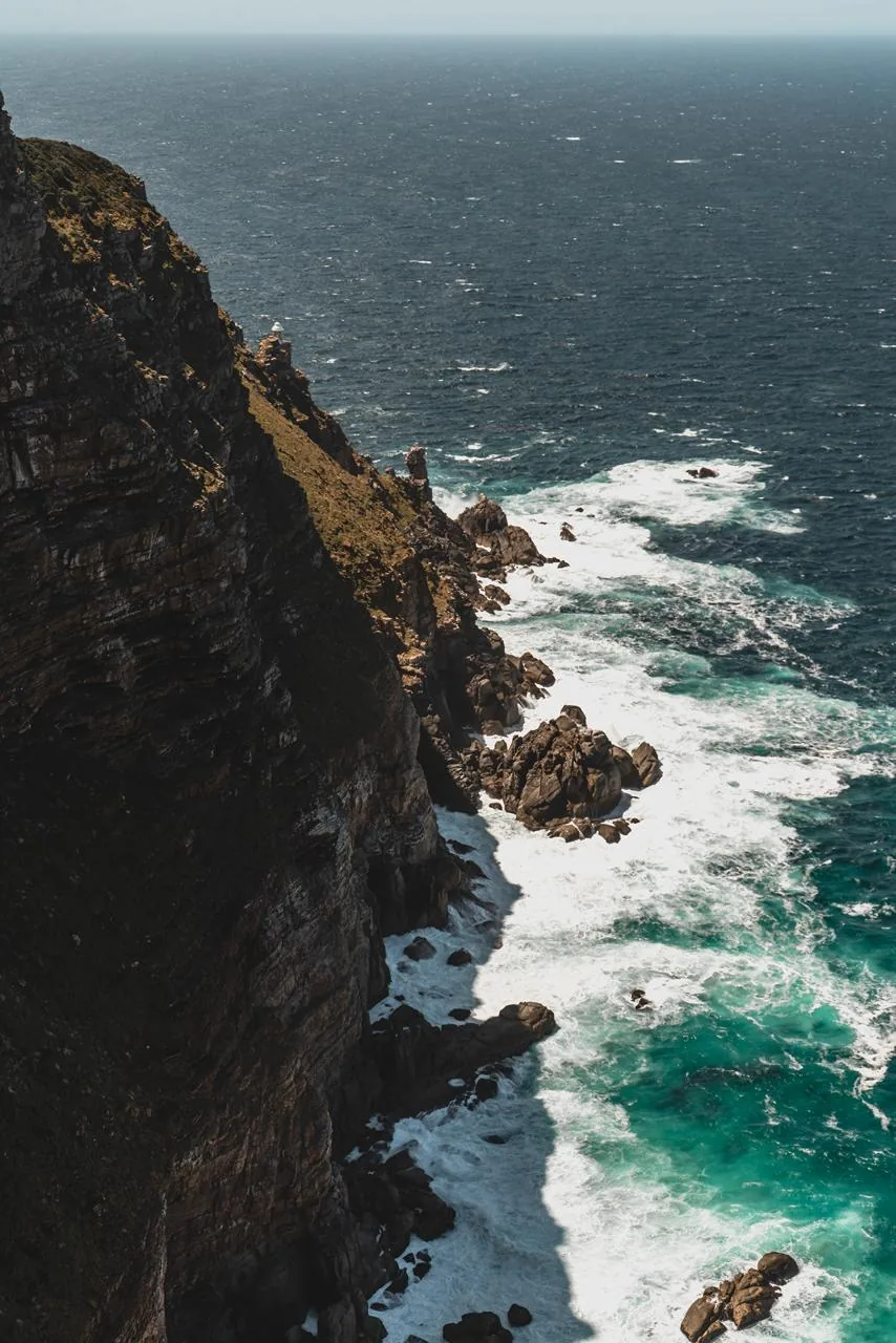 A linha da falésia junto ao mar na Península do Cabo.