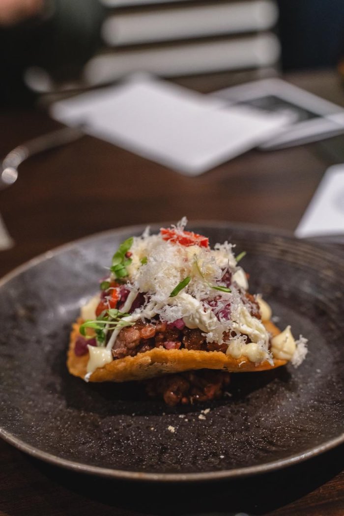 Produto e técnica à mesa durante o capítulo de Stellenbosch e a cozinha de Reuben.