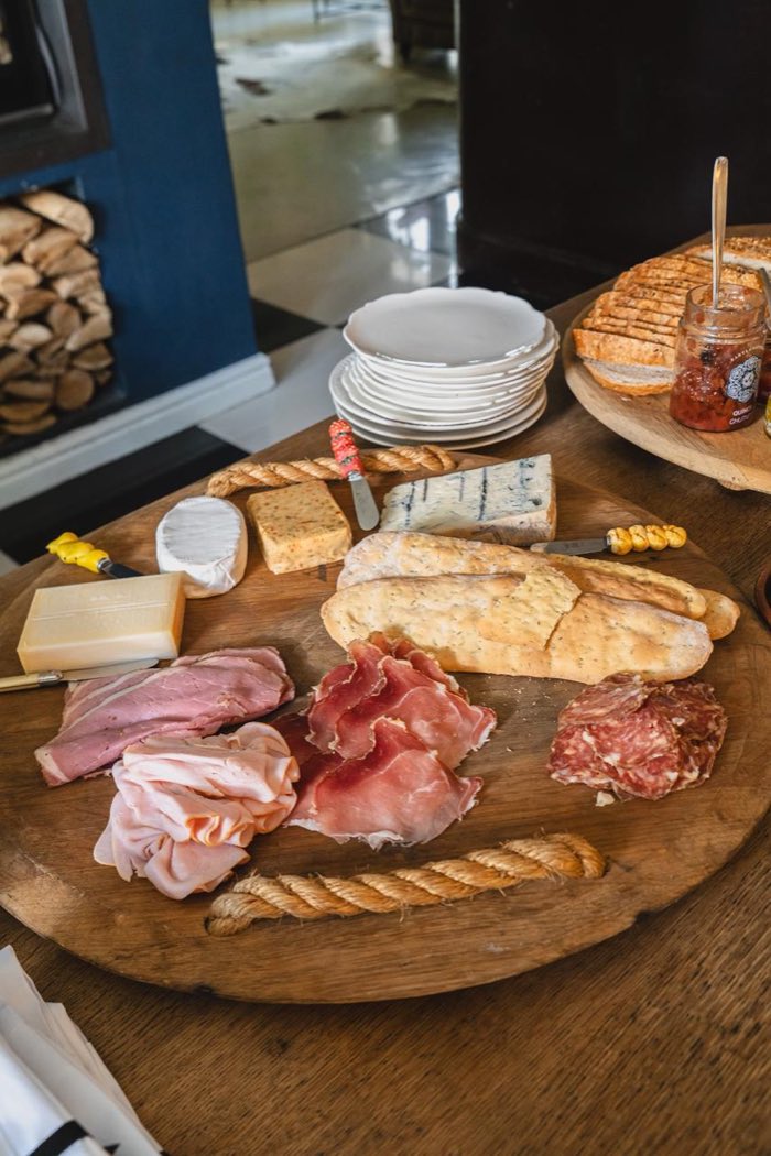 Produto e técnica à mesa durante o capítulo de Stellenbosch e a cozinha de Reuben.