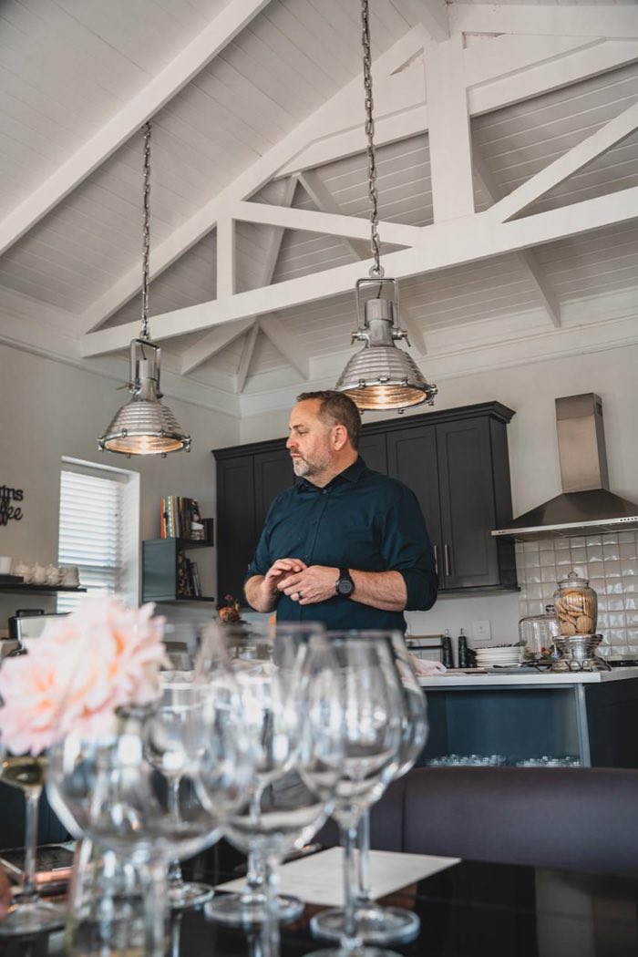 Quem recebeu o grupo e transformou o lugar em encontro, em Stellenbosch e a cozinha de Reuben.