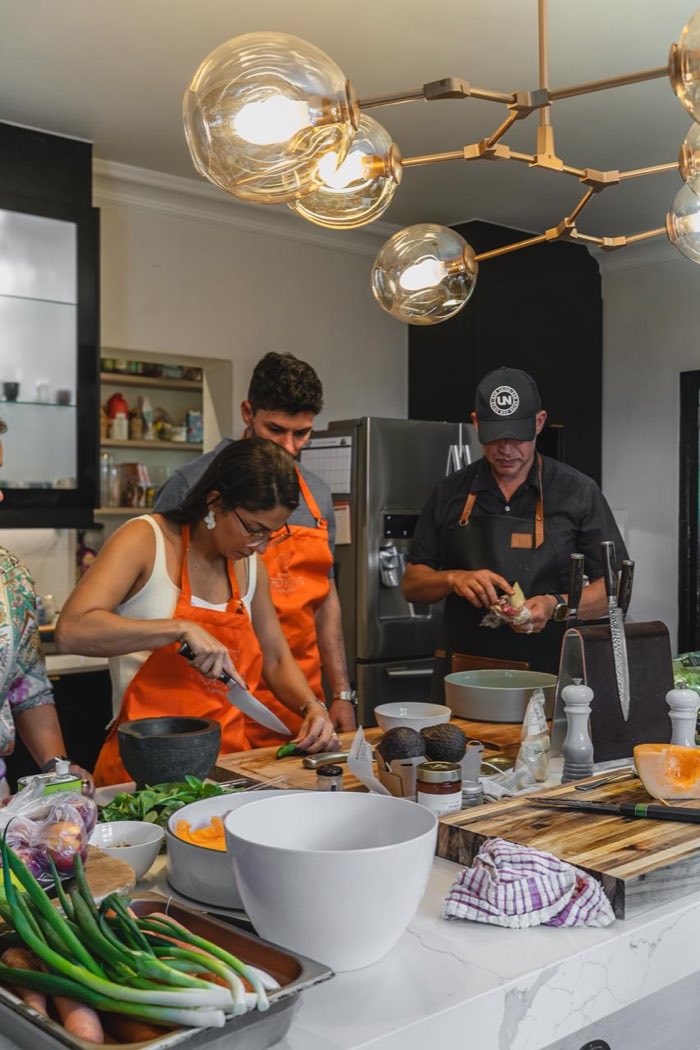 Convidados cozinham ao lado de Reuben Riffel